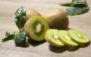 Kiwi halved sliced leaves wooden - a wooden surface free wallpaper