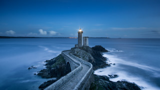 Lighthouse rockycliff fullmoon tiltshift radiantlight - a rocky cliff free wallpaper