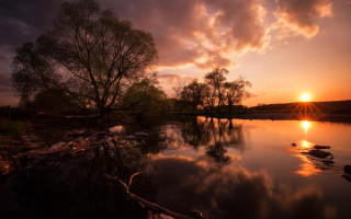 Sunset lake tree clouds autumn - a sunset over a lake free wallpaper