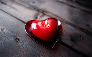 Red heart candle wooden table - a red heart free wallpaper