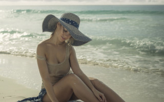 Woman beach hat bathing suit - bathing free wallpaper