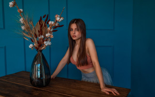 Woman vase flower blue wall - a woman free wallpaper for desktop