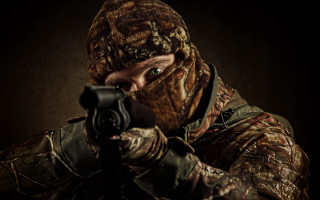 Camouflage man gun aiming serious - round free wallpaper