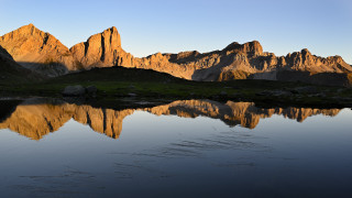 Mountain lake rocks blue sky - a blue sky free wallpaper