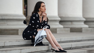 Woman sitting steps handbag fashion - step free wallpaper