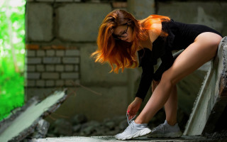 Woman redhair glasses shoes greenwall - red hair and glasses free wallpaper