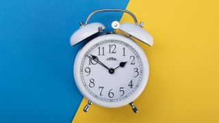 White alarm clock blue yellow - bela čikoš sesija free wallpaper