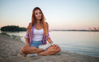 Beach sitting woman denim jewelry - a body of water free wallpaper for desktop