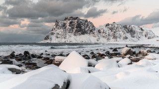 Rocky snowy beach mountain lake - snow next free wallpaper
