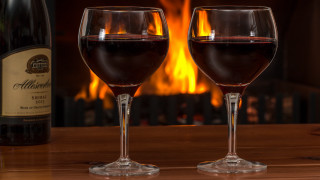 Wine glasses fireplace bottle restaurant - a bottle of wine free wallpaper