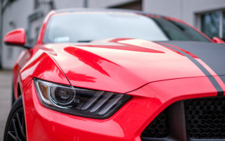 Red mustang building black stripe - a black stripe free wallpaper