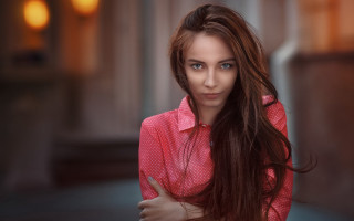 Woman longhair portrait pinkshirt jeans - her arm free wallpaper