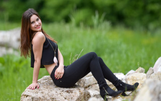 Woman sitting rock black top - a black top free wallpaper