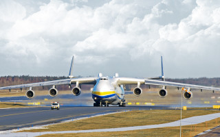 Jetliner takeoff truck plane background - a plane in the background free wallpaper