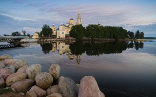 Lake building forest mountains city - the shore free wallpaper