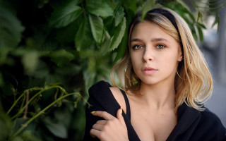 Woman greenplant portrait blurry hoodie - a black top free wallpaper