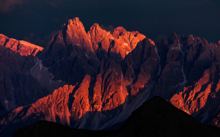 Mountain range red light dusk - dramatic free wallpaper