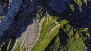 Mountain grassy slope white building - the side of the mountain free wallpaper