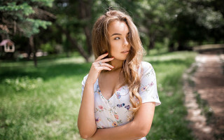 Woman field serious brown eyes - her chin free wallpaper
