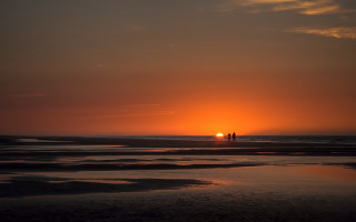 Beach sunset couple ocean clouds - the sun free wallpaper