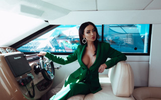 Woman green suit couch boat - a large window free wallpaper
