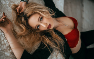 Woman blonde portrait laying redtop - the wind free wallpaper