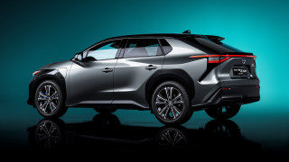 Silver suv studio blue background - a silver suv free wallpaper