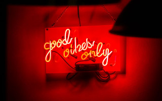 Neon sign good vibes wall - good free wallpaper