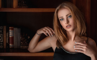 Woman blue eyes black top - a picture in front free wallpaper