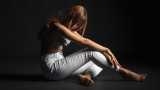 Woman sitting crossed legs blonde 5 - her knee free wallpaper