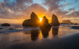 Sunset ocean rocks reflection waves - a few wave free wallpaper