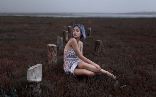Woman bench field blue bandana - cinematic photography free wallpaper