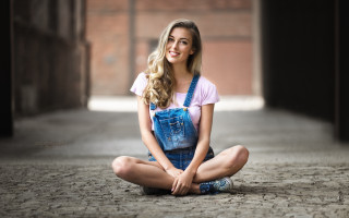 Woman sitting jeans pink shirt - a pink shirt free wallpaper