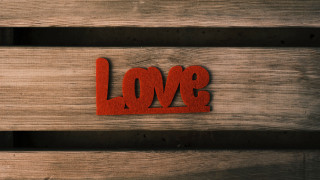 Wooden bench love sign red - free love wallpaper