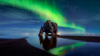 Rock formation green aurora reflection - below free wallpaper