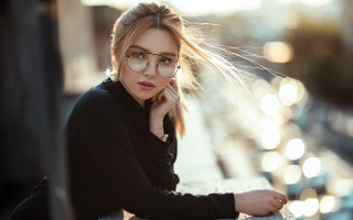 Woman glasses portrait blurry bokeh - glass free wallpaper