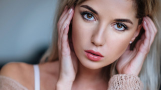 Woman blueeyes blurry background posing - shaded free wallpaper