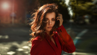 Woman red shirt cellphone serious - a red shirt free wallpaper