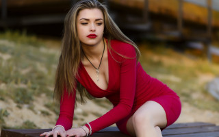 Woman red dress bench posing - her knee free wallpaper