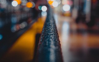 City street night blurry railings - a blurry photo of a city street free wallpaper