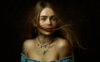 Woman pearls necklace wind renaissance - studio portrait free wallpaper