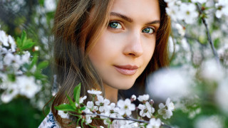 Woman green eyes white flowers - green leaf free wallpaper