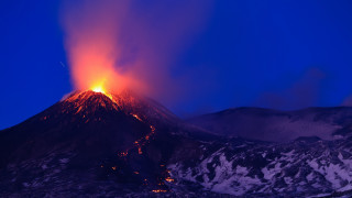Volcano eruption lava smoke mountains - a volcano free wallpaper