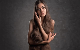 Woman long hair cell phone - her right hand free wallpaper