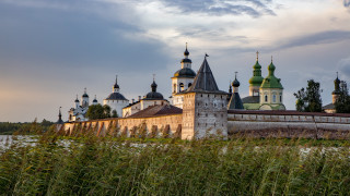 Castle towers water grass mountains - naive free wallpaper