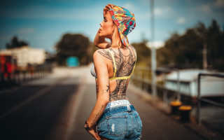 Woman tattoos yellow top street - a fence free wallpaper