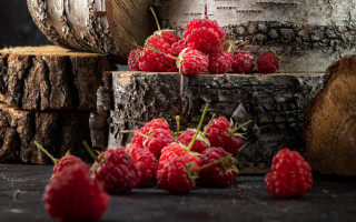 Raspberries wooden table stump log - a still life free wallpaper
