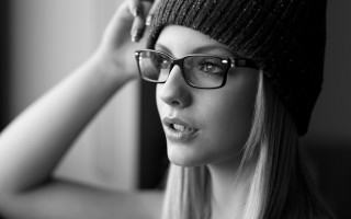 Woman glasses hat beanie blackwhite - carle hessay free wallpaper