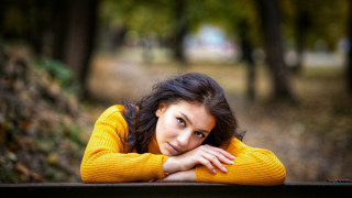 Eszter mattioni park portrait blurry - a bench in a park free wallpaper