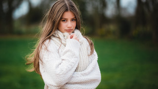 Woman white sweater field bokeh - a picture in a field of grass free wallpaper